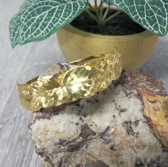 Gold leaves clamper style bracelet - Picture 7 of 8